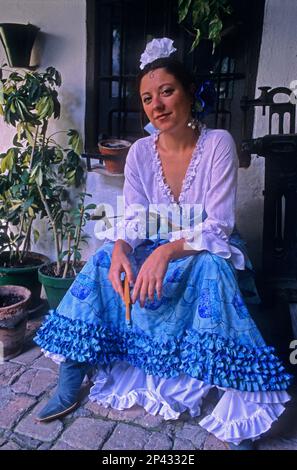 Córdoba.Andalusia Spanien: Porträt Frau traditionellen Anzug während the May Fair Stockfoto