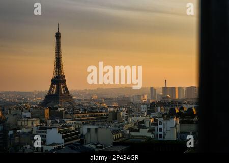 Eiffelturm, eines der weltweit beliebtesten und bekanntesten Wahrzeichen, hoch über den belebten Straßen von Paris. Stockfoto