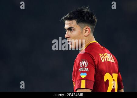 Paulo Dybala von Rom sieht während der italienischen Meisterschaft Serie A Fußballspiel zwischen AS Roma und dem FC Juventus am 5. März 2023 im Stadio Olimpico in Rom, Italien - Foto: Federico Proietti / DPPI/LiveMedia Stockfoto