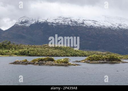Die Inseln des Kawesqar Nationalparks können von einer Fähre aus gesehen werden, die durch die Fjorde des südlichen Chile fährt Stockfoto