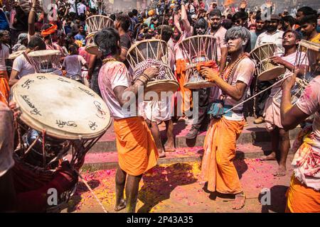 Varanasi, Uttarpradesh, Indien. 4. März 2023. Die Menschen von Kashi versammeln sich in Manikarnika Gheat, um Chita Bhasma Holi zu feiern. Es ist ein sehr guter Anlass für alle Aghoris, Weisen und Nagas. Nach dem Glauben an unsere Vedic-Schrift versammeln sich die Phantome, Geister und all diese Anhänger von Lord Shiva auf Manikarnika Gheat, um Masan Holi mit ihrer Gottheit Shiva zu feiern. (Kreditbild: © Sudip Chanda/Pacific Press via ZUMA Press Wire) NUR REDAKTIONELLE VERWENDUNG! Nicht für den kommerziellen GEBRAUCH! Stockfoto