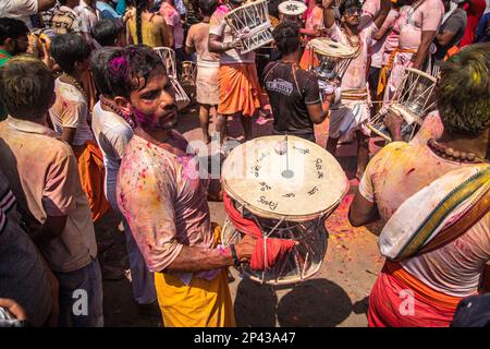 Varanasi, Uttarpradesh, Indien. 4. März 2023. Die Menschen von Kashi versammeln sich in Manikarnika Gheat, um Chita Bhasma Holi zu feiern. Es ist ein sehr guter Anlass für alle Aghoris, Weisen und Nagas. Nach dem Glauben an unsere Vedic-Schrift versammeln sich die Phantome, Geister und all diese Anhänger von Lord Shiva auf Manikarnika Gheat, um Masan Holi mit ihrer Gottheit Shiva zu feiern. (Kreditbild: © Sudip Chanda/Pacific Press via ZUMA Press Wire) NUR REDAKTIONELLE VERWENDUNG! Nicht für den kommerziellen GEBRAUCH! Stockfoto