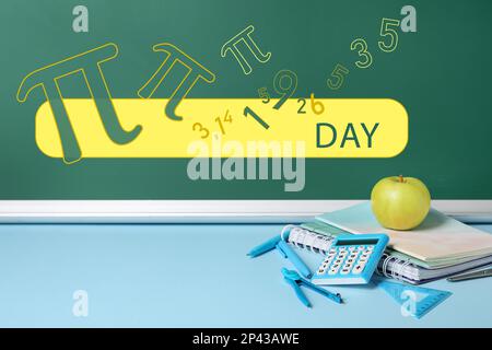 Schulpapier und Apfel auf dem Tisch neben der Tafel. Pi Day-Feier Stockfoto