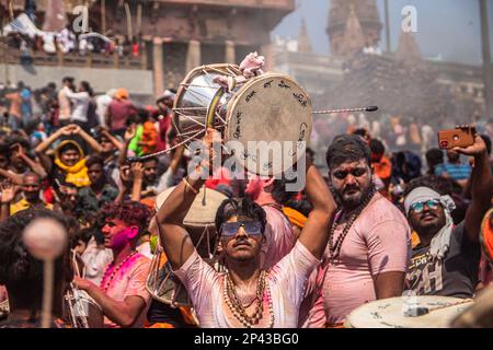 Varanasi, Uttarpradesh, Indien. 4. März 2023. Die Menschen von Kashi versammeln sich in Manikarnika Gheat, um Chita Bhasma Holi zu feiern. Es ist ein sehr guter Anlass für alle Aghoris, Weisen und Nagas. Nach dem Glauben an unsere Vedic-Schrift versammeln sich die Phantome, Geister und all diese Anhänger von Lord Shiva auf Manikarnika Gheat, um Masan Holi mit ihrer Gottheit Shiva zu feiern. (Kreditbild: © Sudip Chanda/Pacific Press via ZUMA Press Wire) NUR REDAKTIONELLE VERWENDUNG! Nicht für den kommerziellen GEBRAUCH! Stockfoto