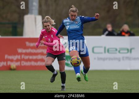 Durham City am Sonntag, den 5. März 2023. Durham Women's SAOIRSE NOONAN in Aktion mit Mollie Green von Coventry United während des FA Women's Championship-Spiels zwischen dem FC Durham Women und Coventry United am 5. März 2023 im Maiden Castle, Durham City. (Foto: Mark Fletcher | MI News) Guthaben: MI News & Sport /Alamy Live News Stockfoto