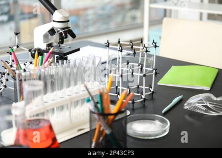 Molekularmodelle auf dem Tisch im naturwissenschaftlichen Unterrichtsraum, Nahaufnahme Stockfoto