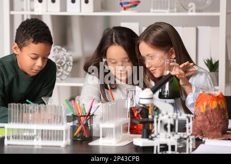 Kleine Kinder, die Chemieexperimente im naturwissenschaftlichen Unterricht durchführen Stockfoto