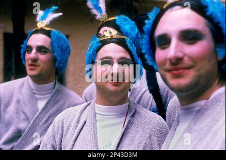 Karneval. Freunde des Karnevals in den Straßen der Altstadt genießen. Cádiz, Andalusien, Spanien Stockfoto