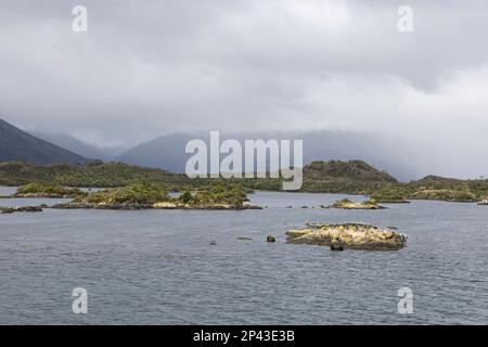 Die Inseln des Kawesqar Nationalparks können von einer Fähre aus gesehen werden, die durch die Fjorde des südlichen Chile fährt Stockfoto
