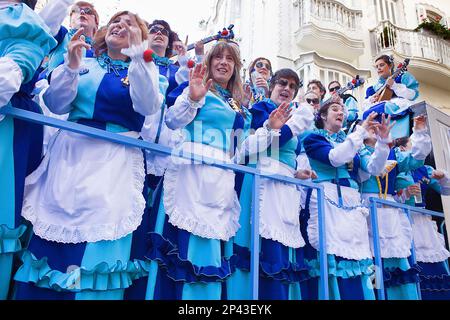Karneval. Parade der Chöre in der Calle Ancha.Cádiz, Andalusien, Spanien Stockfoto