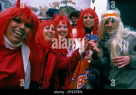 Karneval. Freunde des Karnevals in den Straßen der Altstadt genießen. Cádiz, Andalusien, Spanien Stockfoto