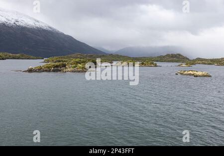 Die Inseln des Kawesqar Nationalparks können von einer Fähre aus gesehen werden, die durch die Fjorde des südlichen Chile fährt Stockfoto