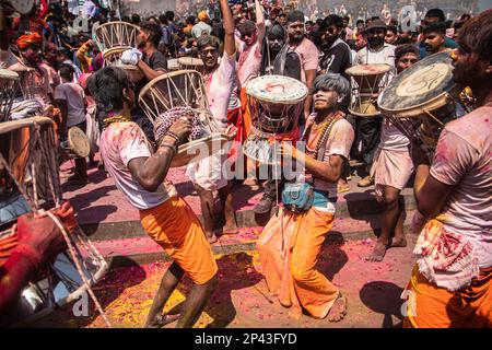 Varanasi, Uttarpradesh, Indien. 4. März 2023. Die Menschen von Kashi versammeln sich in Manikarnika Gheat, um Chita Bhasma Holi zu feiern. Es ist ein sehr guter Anlass für alle Aghoris, Weisen und Nagas. Nach dem Glauben an unsere Vedic-Schrift versammeln sich die Phantome, Geister und all diese Anhänger von Lord Shiva auf Manikarnika Gheat, um Masan Holi mit ihrer Gottheit Shiva zu feiern. (Kreditbild: © Sudip Chanda/Pacific Press via ZUMA Press Wire) NUR REDAKTIONELLE VERWENDUNG! Nicht für den kommerziellen GEBRAUCH! Stockfoto