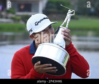 Orlando, Usa. 05. März 2023. Kurt Kitayama aus Chico, Kalifornien, küsst seine Trophäe, nachdem er am Sonntag, den 5. März 2023, den Arnold Palmer Invitational gewonnen hat, präsentiert von Mastercard im Bay Hill Club and Lodge in Orlando, Florida. Foto: Joe Marino/UPI. Kredit: UPI/Alamy Live News Stockfoto