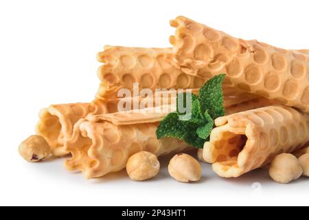 Köstliche Waffeln, Haselnüsse und Minze isoliert auf weißem Hintergrund Stockfoto