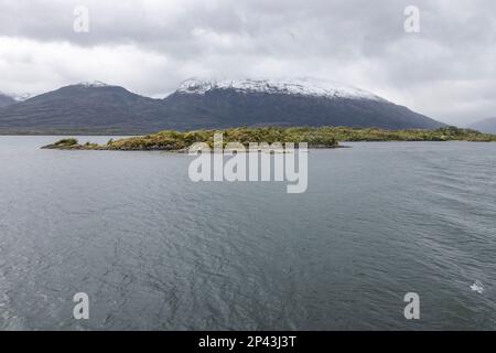 Die Inseln des Kawesqar Nationalparks können von einer Fähre aus gesehen werden, die durch die Fjorde des südlichen Chile fährt Stockfoto