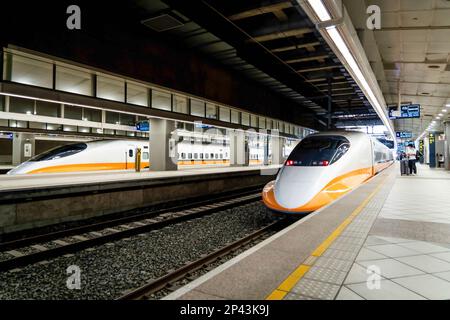 Taiwan Hochgeschwindigkeitszüge (THSR) werden vor der Abfahrt am Bahnhof Zuoying gesehen. Das tägliche Leben in Taichung, der zweitgrößten Stadt Taiwans. Um mehr internationale Touristen anzulocken, kündigte die taiwanesische Regierung kürzlich an, dass sie 5000 Taiwan-Dollar (ca. 165 USD) als Teil eines Konjunkturpakets zur Unterstützung der Reisesubventionierung für Touristen bereitstellen werde. Stockfoto