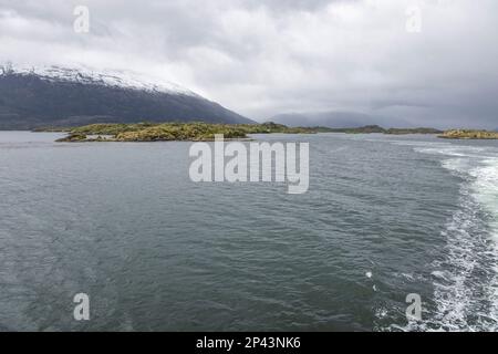 Kawesqar-Nationalpark von einer Fähre aus gesehen, die durch die Fjorde des südlichen Chile fährt Stockfoto