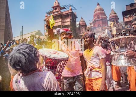 Varanasi, Uttarpradesh, Indien. 4. März 2023. Die Menschen von Kashi versammeln sich in Manikarnika Gheat, um Chita Bhasma Holi zu feiern. Es ist ein sehr guter Anlass für alle Aghoris, Weisen und Nagas. Nach dem Glauben an unsere Vedic-Schrift versammeln sich die Phantome, Geister und all diese Anhänger von Lord Shiva auf Manikarnika Gheat, um Masan Holi mit ihrer Gottheit Shiva zu feiern. (Kreditbild: © Sudip Chanda/Pacific Press via ZUMA Press Wire) NUR REDAKTIONELLE VERWENDUNG! Nicht für den kommerziellen GEBRAUCH! Stockfoto