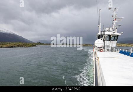 Fähre im kalten Wasser der Fjorde im Süden Chiles Stockfoto