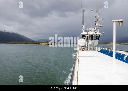 Fähre im kalten Wasser der Fjorde im Süden Chiles Stockfoto