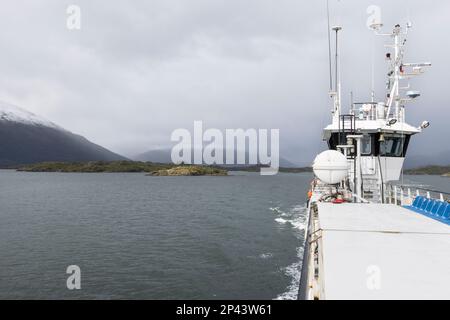 Fähre im kalten Wasser der Fjorde im Süden Chiles Stockfoto