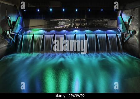 Nachtbild des Wassers, das durch einen kleinen Staudamm am Manzanares in Madrid fällt Stockfoto