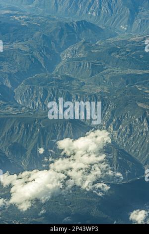 Luftbild von niedrigen Wolken über stark vegetierten Berggipfeln Stockfoto