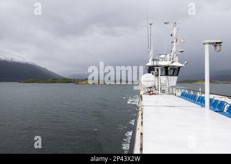 Fähre im kalten Wasser der Fjorde im Süden Chiles Stockfoto