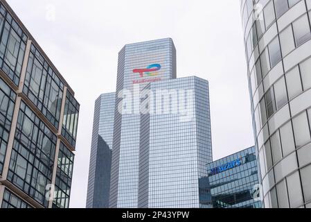 Paris, Frankreich - 5. Juni 2022 : Total Energies Tower im Bezirk La Défense Stockfoto