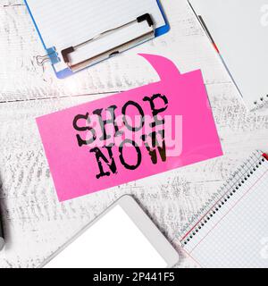 Schild mit der Aufschrift „Jetzt kaufen“. Geschäftskonzept die Aktion oder Aktivität des Einkaufs von Waren in Geschäften oder online Stockfoto
