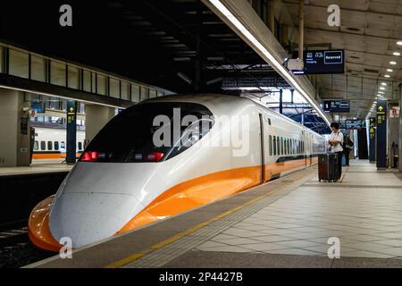 Taichung, Taiwan. 05. März 2023. Vor der Abfahrt am Bahnhof Zuoying wird ein Taiwan-Hochgeschwindigkeitszug (THSR) gesehen. Das tägliche Leben in Taichung, der zweitgrößten Stadt Taiwans. Um mehr internationale Touristen anzulocken, kündigte die taiwanesische Regierung kürzlich an, dass sie 5000 Taiwan-Dollar (ca. 165 USD) als Teil eines Konjunkturpakets zur Unterstützung der Reisesubventionierung für Touristen bereitstellen werde. (Foto: Matt Hunt/SOPA Images/Sipa USA) Guthaben: SIPA USA/Alamy Live News Stockfoto