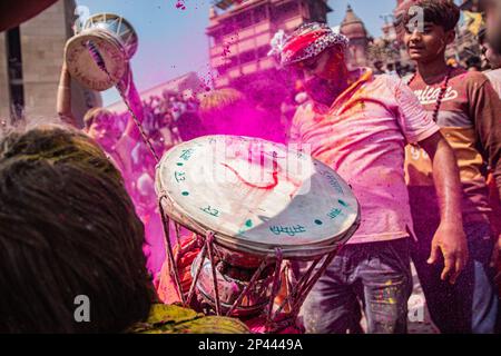 Varanasi, Uttarpradesh, Indien. 4. März 2023. Die Menschen von Kashi versammeln sich in Manikarnika Gheat, um Chita Bhasma Holi zu feiern. Es ist ein sehr guter Anlass für alle Aghoris, Weisen und Nagas. Nach dem Glauben an unsere Vedic-Schrift versammeln sich die Phantome, Geister und all diese Anhänger von Lord Shiva auf Manikarnika Gheat, um Masan Holi mit ihrer Gottheit Shiva zu feiern. (Kreditbild: © Sudip Chanda/Pacific Press via ZUMA Press Wire) NUR REDAKTIONELLE VERWENDUNG! Nicht für den kommerziellen GEBRAUCH! Stockfoto