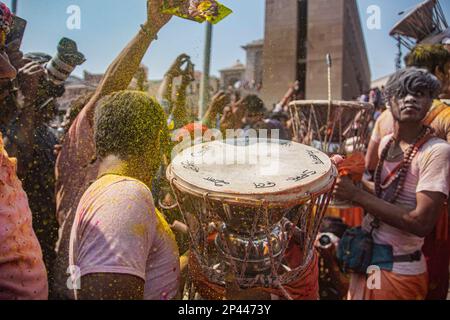 Varanasi, Uttarpradesh, Indien. 4. März 2023. Die Menschen von Kashi versammeln sich in Manikarnika Gheat, um Chita Bhasma Holi zu feiern. Es ist ein sehr guter Anlass für alle Aghoris, Weisen und Nagas. Nach dem Glauben an unsere Vedic-Schrift versammeln sich die Phantome, Geister und all diese Anhänger von Lord Shiva auf Manikarnika Gheat, um Masan Holi mit ihrer Gottheit Shiva zu feiern. (Kreditbild: © Sudip Chanda/Pacific Press via ZUMA Press Wire) NUR REDAKTIONELLE VERWENDUNG! Nicht für den kommerziellen GEBRAUCH! Stockfoto