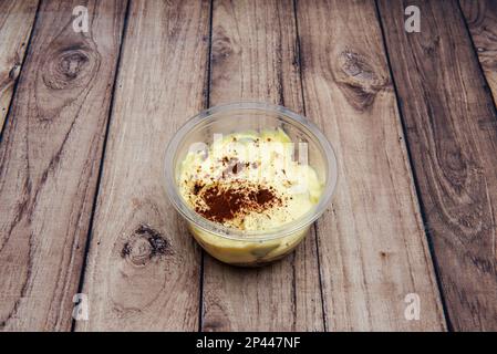 Tiramisu ist ein kalter, mehrschichtiger Kuchen. Es gibt kein einziges Rezept für seine Zubereitung, sondern Varianten, die auf einer Reihe von möglichen Grundbestandteilen basieren Stockfoto