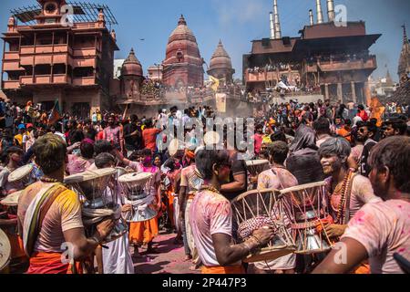 Varanasi, Uttarpradesh, Indien. 4. März 2023. Die Menschen von Kashi versammeln sich in Manikarnika Gheat, um Chita Bhasma Holi zu feiern. Es ist ein sehr guter Anlass für alle Aghoris, Weisen und Nagas. Nach dem Glauben an unsere Vedic-Schrift versammeln sich die Phantome, Geister und all diese Anhänger von Lord Shiva auf Manikarnika Gheat, um Masan Holi mit ihrer Gottheit Shiva zu feiern. (Kreditbild: © Sudip Chanda/Pacific Press via ZUMA Press Wire) NUR REDAKTIONELLE VERWENDUNG! Nicht für den kommerziellen GEBRAUCH! Stockfoto