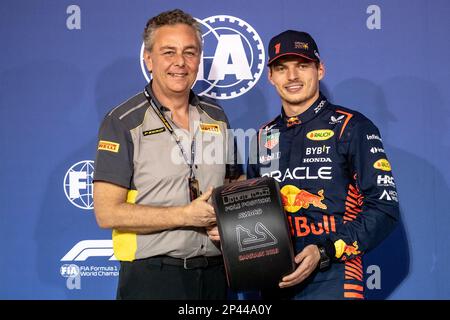 Sakhir, Bahrain. 05. März 2023. Weltmeisterschaft F1 2023. Bahrain GP. Qualifizieren. #1, Max VERSTAPPEN, NDL, Oracle Red Bull Racing RB19 Honda RBPT. Polposition. Und erhalten die Auszeichnung von Mario Isola, Pirelli.MANAMA, BAHRAIN, Sakhir Circuit, 5. März 2023: #1, Max VERSTAPPEN, NDL, Oracle Red Bull Racing RB19 Honda RBPT, Mario ISOLA, Pirelli Racing Manager während des Bahrain Formel 1 Grand Prix auf der Bahrain International Circuit bei Manama City in der Stadt Sakhir am 05. März. 2023. Formel 1 - F1 Motorsport, gebührenpflichtiges Bild, Foto und Copyright © Cristiano BARNI/ATP Images Stockfoto