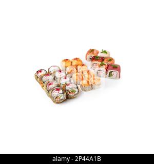 Stellen Sie Mix gebackene Sushi-Rollen auf weißen Hintergrund isoliert ein Stockfoto