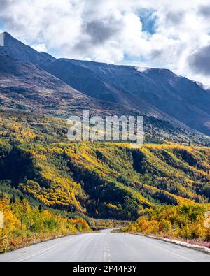 Atemberaubender Blick auf das Roadtrip-Gebiet im Norden Kanadas im Herbst. Auf dem Alaska Highway nahe Haines Junction. Stockfoto