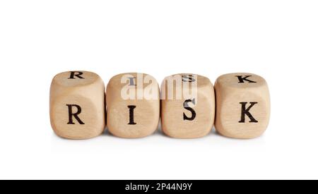 Wortrisiko aus kleinen Holzwürfeln auf weißem Hintergrund Stockfoto