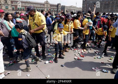 Mexiko-Stadt, Mexiko. 5. März 2023. Mitglieder der Scouts of Mexico während der Sammlung von mehr als einer Million Dosen und der Bildung des weltweit größten Flour de Lis im Zocalo in Mexico City, Mexiko. Am 5. März 2023 in Mexiko-Stadt, Mexiko (Kreditbild: © Luis Barron/Eyepix via ZUMA Press Wire) NUR REDAKTIONELLER GEBRAUCH! Nicht für den kommerziellen GEBRAUCH! Stockfoto