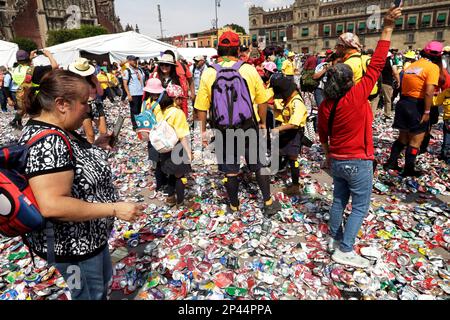 Mexiko-Stadt, Mexiko. 5. März 2023. Mitglieder der Scouts of Mexico während der Sammlung von mehr als einer Million Dosen und der Bildung des weltweit größten Flour de Lis im Zocalo in Mexico City, Mexiko. Am 5. März 2023 in Mexiko-Stadt, Mexiko (Kreditbild: © Luis Barron/Eyepix via ZUMA Press Wire) NUR REDAKTIONELLER GEBRAUCH! Nicht für den kommerziellen GEBRAUCH! Stockfoto