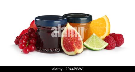 Gläser mit süßen Marmeladen und frischen Zutaten auf weißem Hintergrund Stockfoto