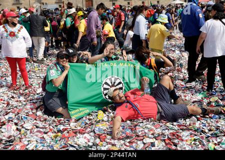 Mexiko-Stadt, Mexiko. 5. März 2023. Mitglieder der Scouts of Mexico während der Sammlung von mehr als einer Million Dosen und der Bildung des weltweit größten Flour de Lis im Zocalo in Mexico City, Mexiko. Am 5. März 2023 in Mexiko-Stadt, Mexiko (Kreditbild: © Luis Barron/Eyepix via ZUMA Press Wire) NUR REDAKTIONELLER GEBRAUCH! Nicht für den kommerziellen GEBRAUCH! Stockfoto