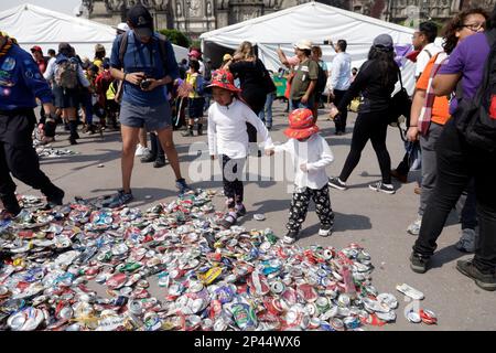 Mexiko-Stadt, Mexiko. 5. März 2023. Mitglieder der Scouts of Mexico während der Sammlung von mehr als einer Million Dosen und der Bildung des weltweit größten Flour de Lis im Zocalo in Mexico City, Mexiko. Am 5. März 2023 in Mexiko-Stadt, Mexiko (Kreditbild: © Luis Barron/Eyepix via ZUMA Press Wire) NUR REDAKTIONELLER GEBRAUCH! Nicht für den kommerziellen GEBRAUCH! Stockfoto