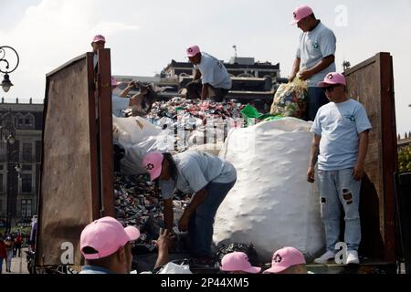 Mexiko-Stadt, Mexiko. 5. März 2023. Recyclingarbeiter sammeln die mehr als eine Million Dosen des Fleur de Lis im Zocalo in Mexiko-Stadt, Mexiko. Am 5. März 2023 in Mexiko-Stadt, Mexiko (Kreditbild: © Luis Barron/Eyepix via ZUMA Press Wire) NUR REDAKTIONELLER GEBRAUCH! Nicht für den kommerziellen GEBRAUCH! Stockfoto