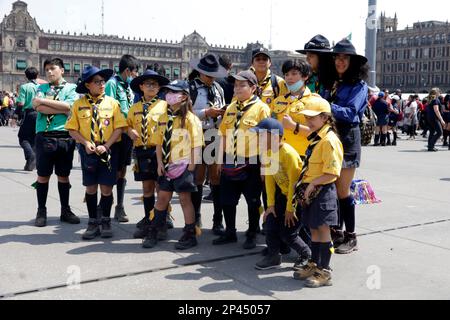 Mexiko-Stadt, Mexiko. 5. März 2023. Mitglieder der Scouts of Mexico während der Sammlung von mehr als einer Million Dosen und der Bildung des weltweit größten Flour de Lis im Zocalo in Mexico City, Mexiko. Am 5. März 2023 in Mexiko-Stadt, Mexiko (Kreditbild: © Luis Barron/Eyepix via ZUMA Press Wire) NUR REDAKTIONELLER GEBRAUCH! Nicht für den kommerziellen GEBRAUCH! Stockfoto