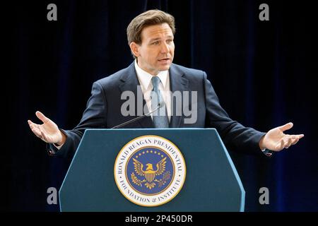 Simi Valley, Kalifornien, USA. 05. März 2023. Florida Governor RON DESANTIS spricht über sein neues Buch „The Courage to Be Free: Floridas Blueprint for America's Revival“ in der Ronald Reagan Presidential Library. (Credit Image: © Brian Cahn/ZUMA Press Wire) NUR REDAKTIONELLE VERWENDUNG! Nicht für den kommerziellen GEBRAUCH! Kredit: ZUMA Press, Inc./Alamy Live News Stockfoto