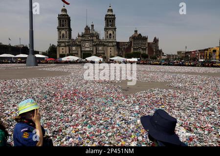 Mexiko-Stadt, Mexiko. 5. März 2023. Mitglieder der Scouts of Mexico während der Sammlung von mehr als einer Million Dosen und der Bildung des weltweit größten Flour de Lis im Zocalo in Mexico City, Mexiko. Am 5. März 2023 in Mexiko-Stadt, Mexiko (Kreditbild: © Luis Barron/Eyepix via ZUMA Press Wire) NUR REDAKTIONELLER GEBRAUCH! Nicht für den kommerziellen GEBRAUCH! Stockfoto