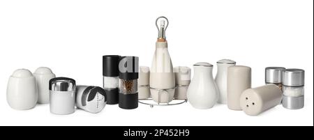Set mit verschiedenen Pfeffer- und Salzschüttlern auf weißem Hintergrund. Bannerdesign Stockfoto